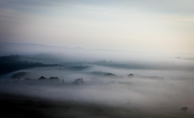 Foto vista panorámica de las montañas contra un cielo nublado