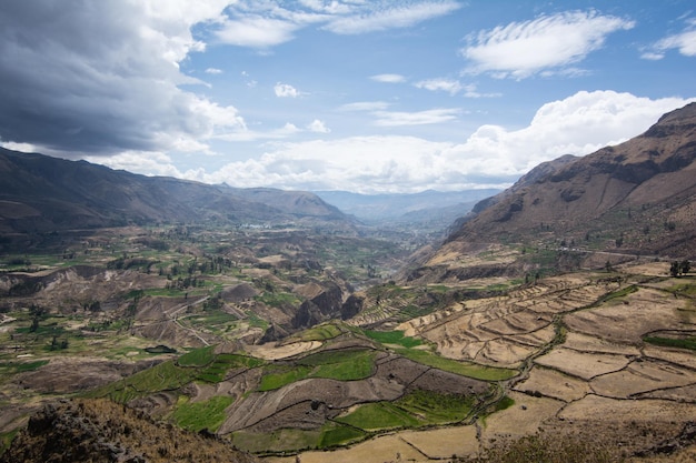 Foto vista panorámica de las montañas contra el cielo nublado