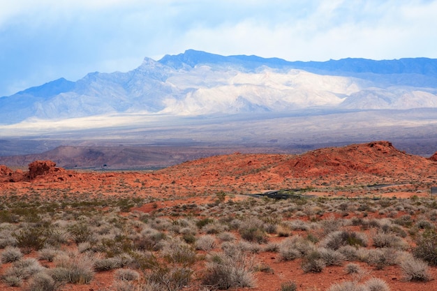 Vista panorámica de las montañas contra el cielo nublado