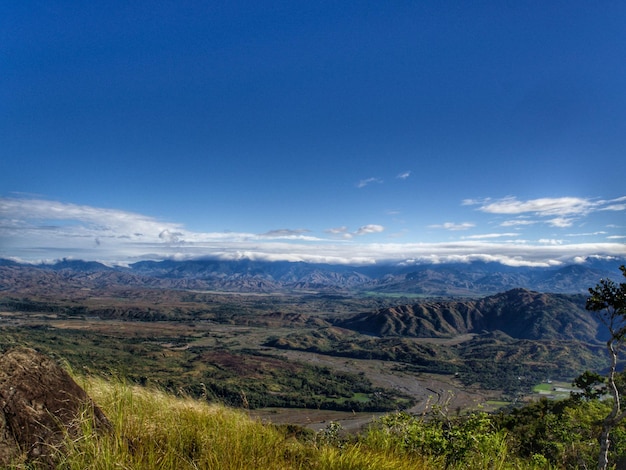 Vista panorámica de las montañas contra el cielo nublado