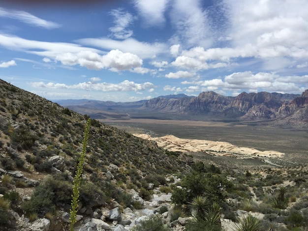 Vista panorámica de las montañas contra el cielo nublado