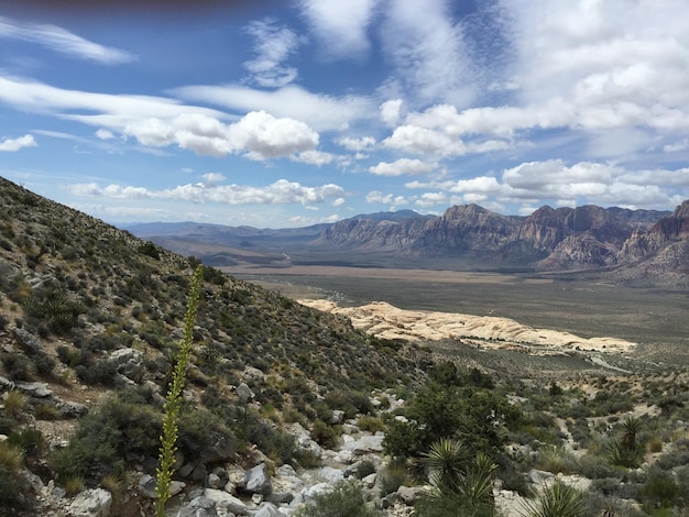 Foto vista panorámica de las montañas contra el cielo nublado