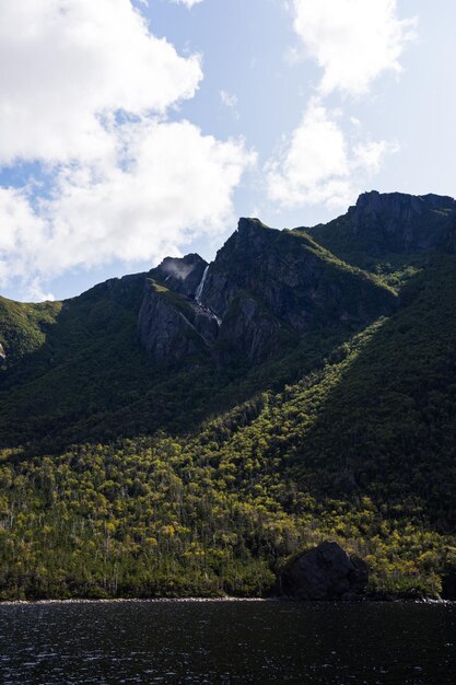 Foto vista panorámica de las montañas contra el cielo en el parque nacional gros morne de terranova, canadá