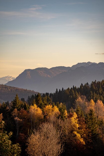 Foto vista panorámica de las montañas contra el cielo durante la puesta de sol en otoño