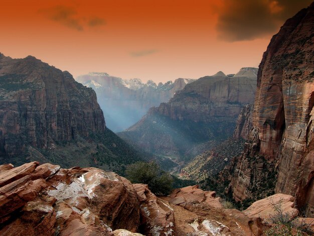 Foto vista panorámica de las montañas contra el cielo durante la puesta de sol