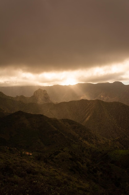 Foto vista panorámica de las montañas contra el cielo durante la puesta de sol