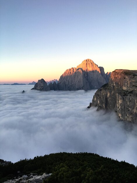 Vista panorámica de las montañas contra el cielo durante la puesta de sol