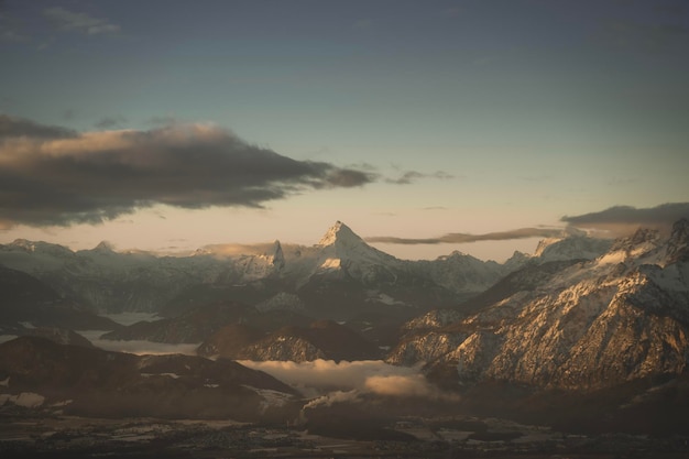Vista panorámica de las montañas contra el cielo durante la puesta de sol