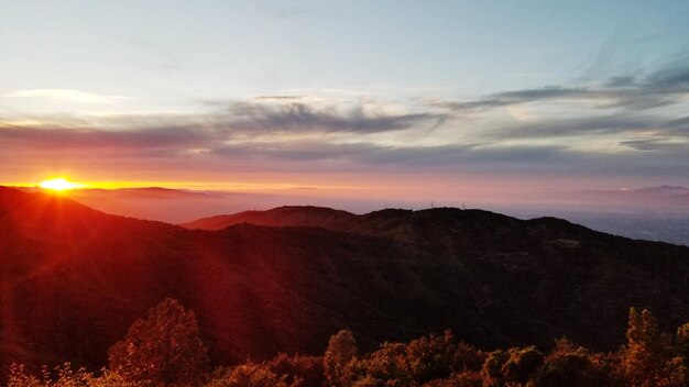 Foto vista panorámica de las montañas contra el cielo durante la puesta de sol