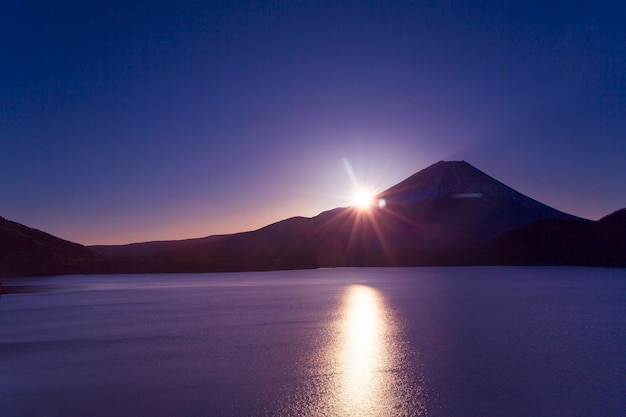 Vista panorámica de las montañas contra el cielo durante la puesta de sol