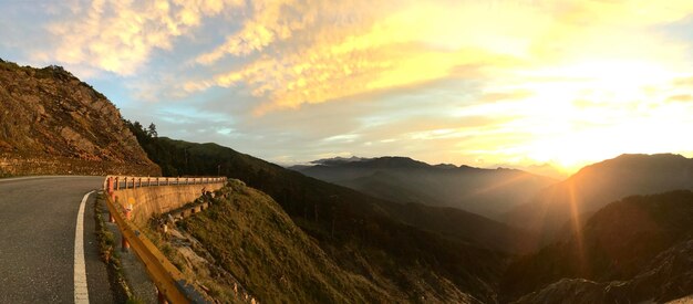 Foto vista panorámica de las montañas contra el cielo durante la puesta de sol