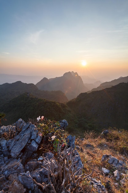 Foto vista panorámica de las montañas contra el cielo durante la puesta de sol