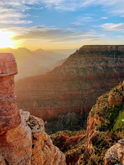 Foto vista panorámica de las montañas contra el cielo durante la puesta de sol