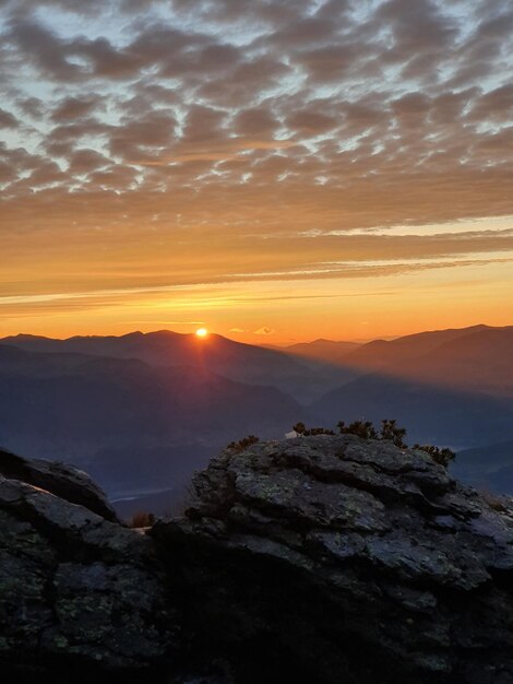 Foto vista panorámica de las montañas contra el cielo durante la puesta de sol