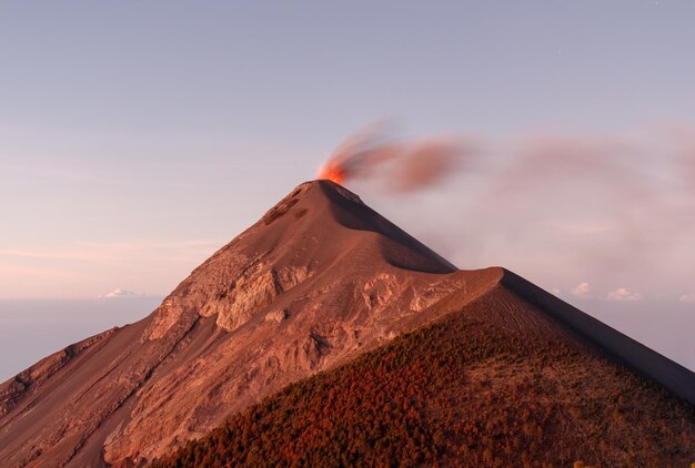 Foto vista panorámica de las montañas contra el cielo durante la puesta de sol