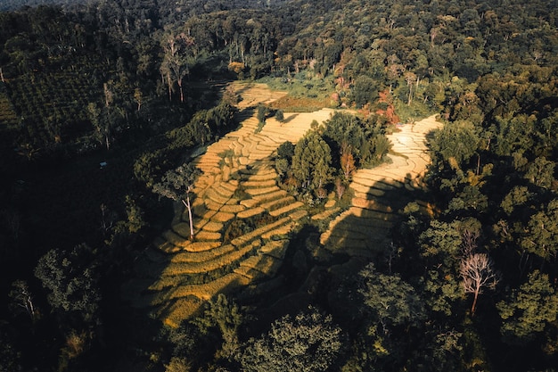 Vista panorámica de las montañas contra el cielo durante la puesta de sol