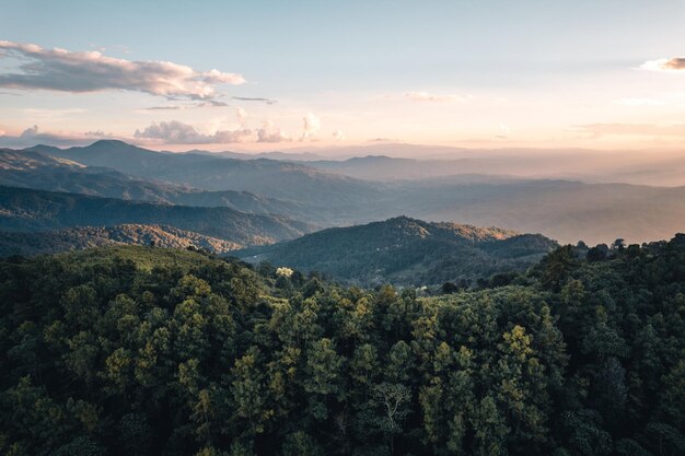 Vista panorámica de las montañas contra el cielo durante la puesta de sol