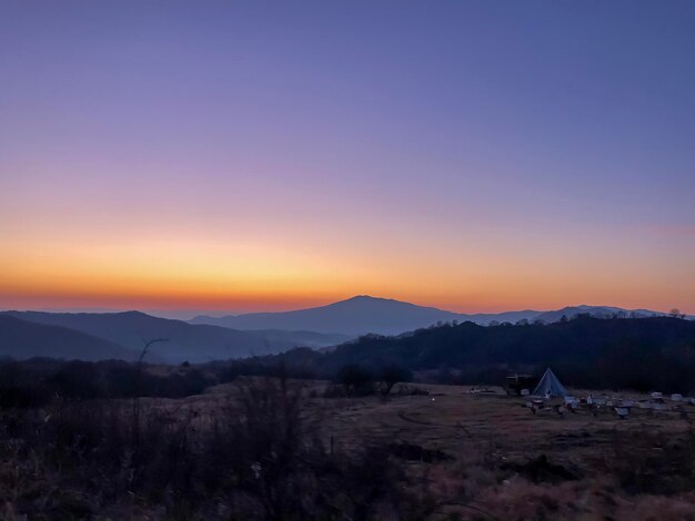 Foto vista panorámica de las montañas contra el cielo durante la puesta de sol