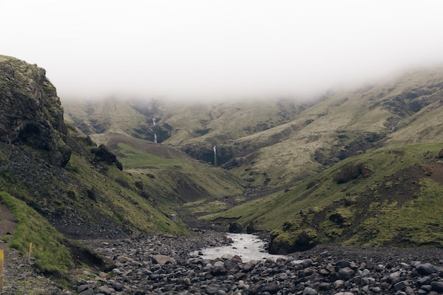 Foto vista panorámica de las montañas contra el cielo durante el tiempo de niebla