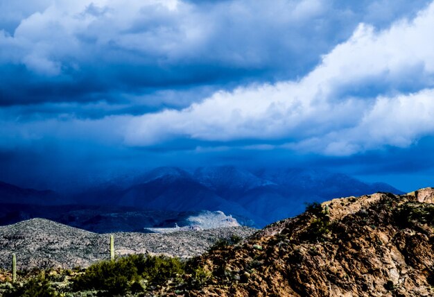 Vista panorámica de las montañas contra el cielo