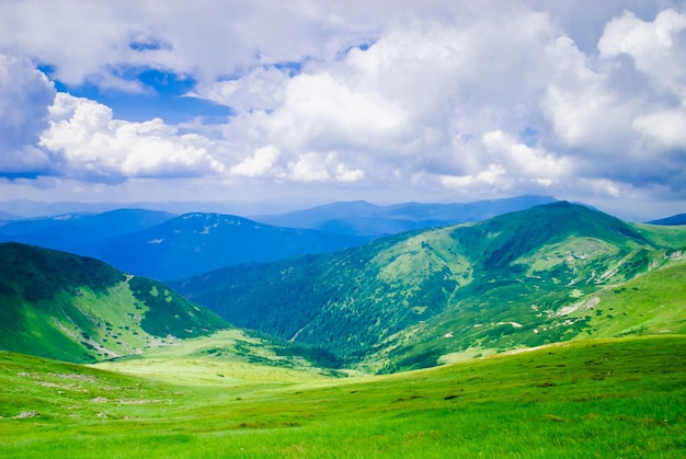 Foto vista panorámica de las montañas contra el cielo