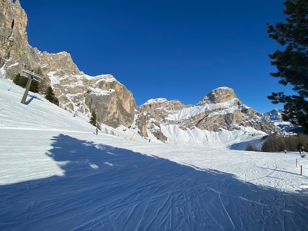 Foto una vista panorámica de las montañas cubiertas de nieve contra un cielo azul claro