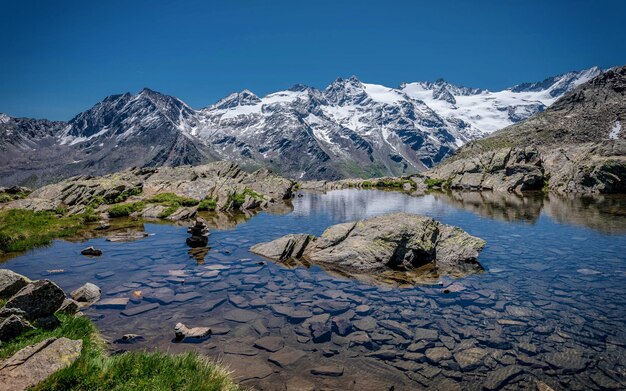 Una vista panorámica de las montañas cubiertas de nieve contra un cielo azul claro