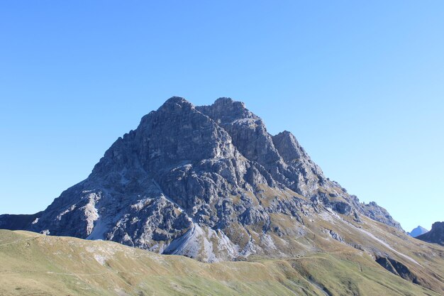 Foto una vista panorámica de las montañas cubiertas de nieve contra un cielo azul claro