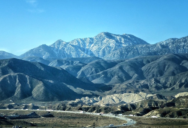 Una vista panorámica de las montañas cubiertas de nieve contra un cielo azul claro