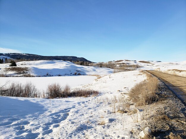 Vista panorámica de las montañas cubiertas de nieve contra un cielo azul despejado