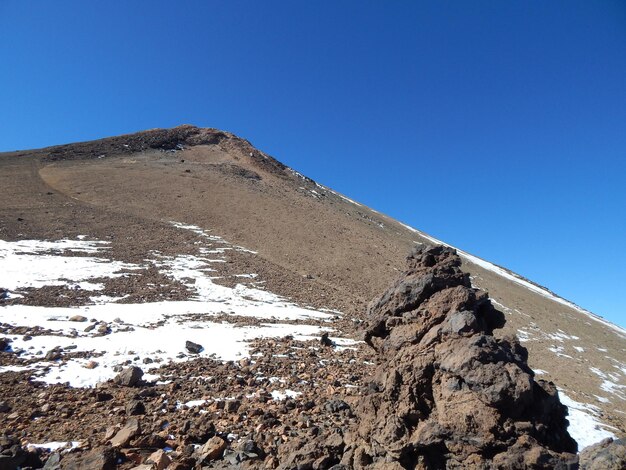 Foto vista panorámica de las montañas cubiertas de nieve contra un cielo azul despejado