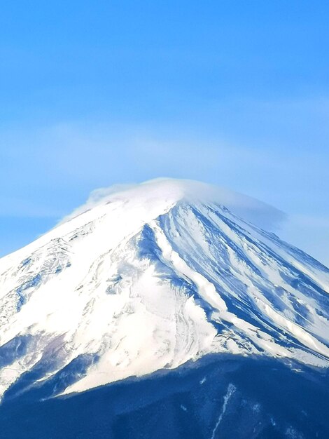 Vista panorámica de las montañas cubiertas de nieve contra el cielo azul