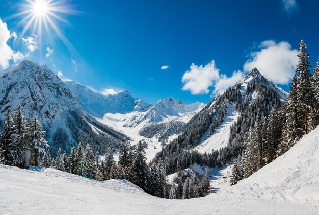 Vista panorámica de las montañas cubiertas de nieve contra el cielo azul