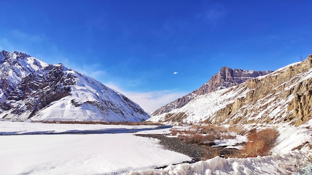 Vista panorámica de las montañas cubiertas de nieve contra el cielo azul