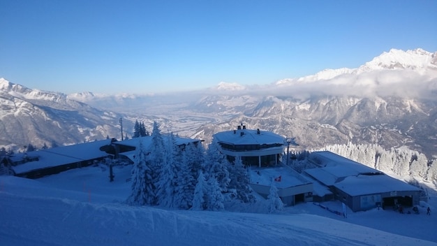 Vista panorámica de las montañas cubiertas de nieve contra el cielo azul