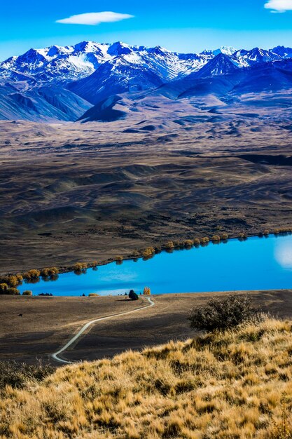 Foto vista panorámica de las montañas cubiertas de nieve contra el cielo azul