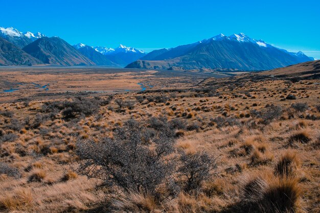 Foto vista panorámica de las montañas cubiertas de nieve contra el cielo azul