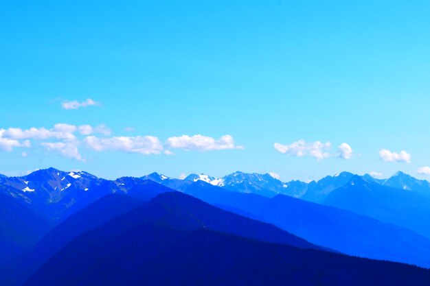 Vista panorámica de las montañas cubiertas de nieve contra el cielo azul