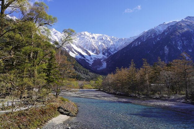 Vista panorámica de las montañas cubiertas de nieve contra el cielo en Kamikochi, Japón