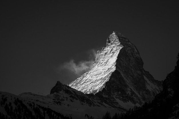 Foto vista panorámica de las montañas cubiertas de nieve contra el cielo nocturno