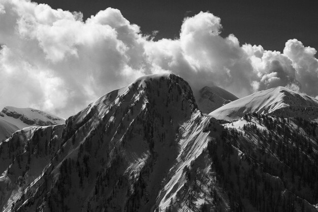 Vista panorámica de las montañas cubiertas de nieve contra un cielo nublado