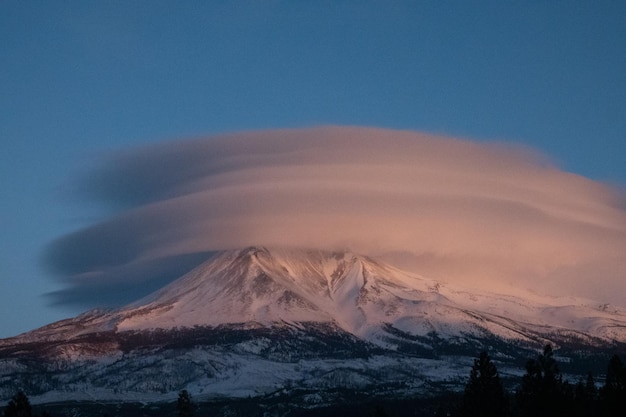 Vista panorámica de las montañas cubiertas de nieve contra el cielo durante la puesta de sol