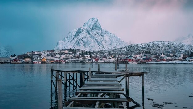 Vista panorámica de las montañas cubiertas de nieve contra el cielo