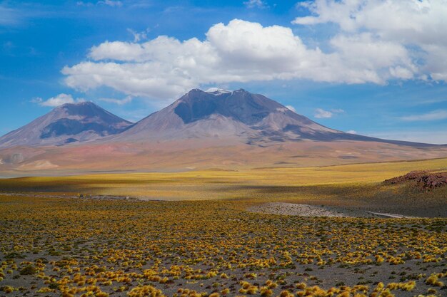 Vista panorámica de las montañas cubiertas de nieve contra el cielo