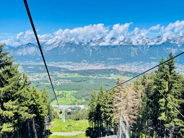 Foto vista panorámica de las montañas cubiertas de nieve contra el cielo