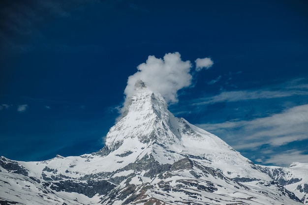 Foto vista panorámica de las montañas cubiertas de nieve contra el cielo