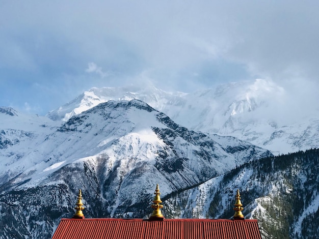 Vista panorámica de las montañas cubiertas de nieve contra el cielo