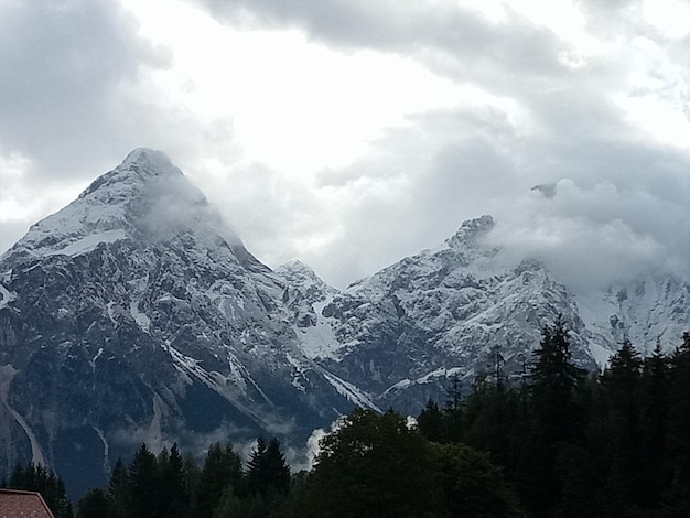 Foto vista panorámica de las montañas cubiertas de nieve contra el cielo