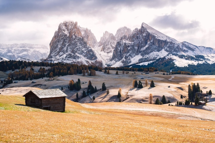 Foto vista panorámica de las montañas cubiertas de nieve contra el cielo