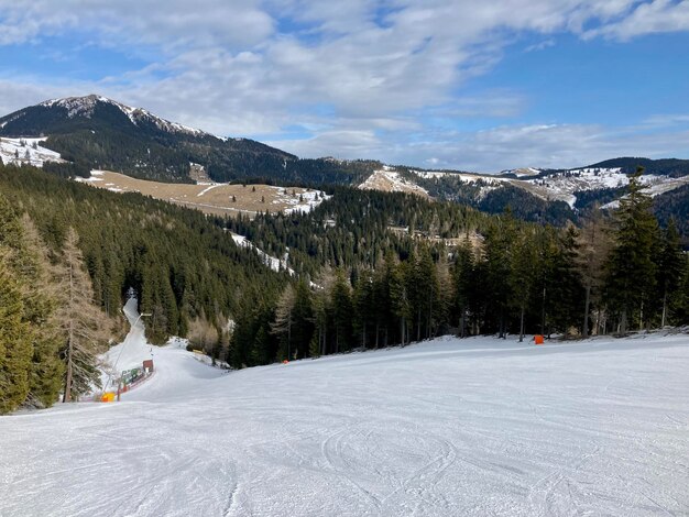 Foto vista panorámica de las montañas cubiertas de nieve contra el cielo